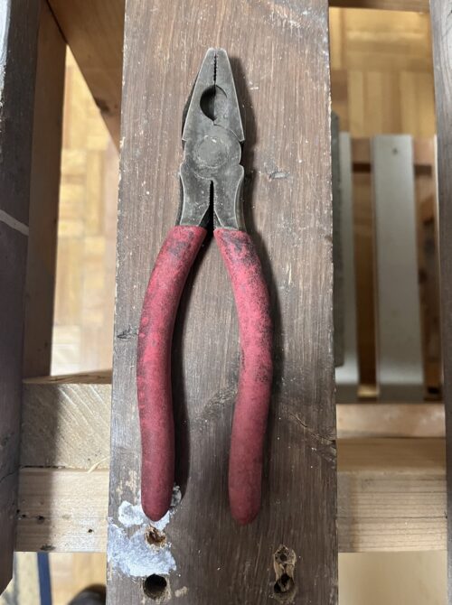 DIYでよく使う大きめのペンチ。力が必要なシーンで使う。