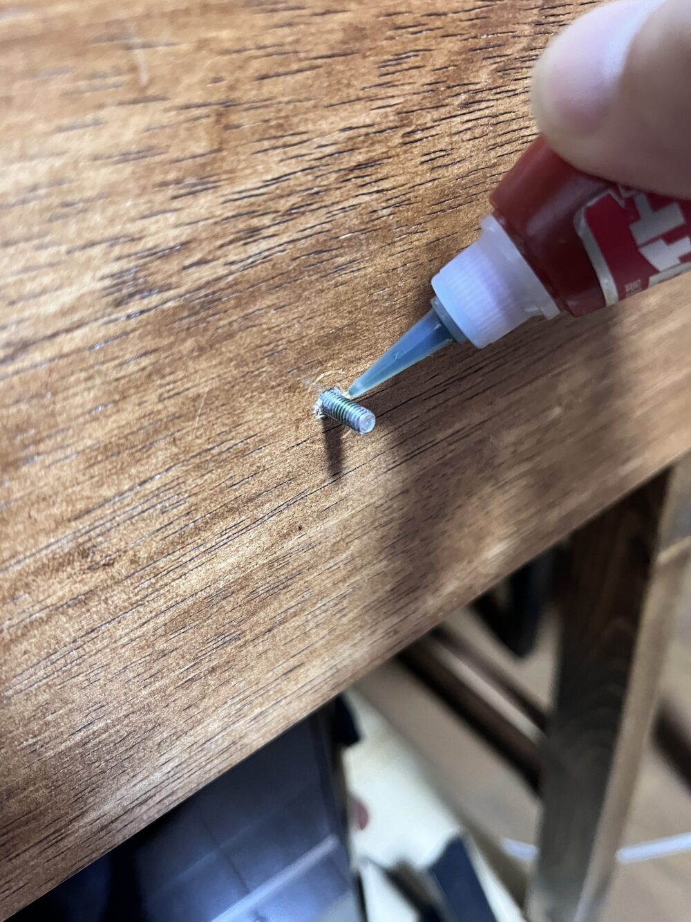 ねじロックの使い方。ねじに直接ねじロックを塗布するだけ。これだけで、ねじのゆるみを防止できる。便利な接着剤。