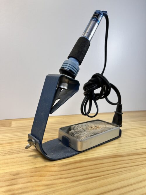 HAKKO 60Wのはんだごて。値段も手ごろで使いやすい。100均はんだごてを買うならこっちをオススメする。