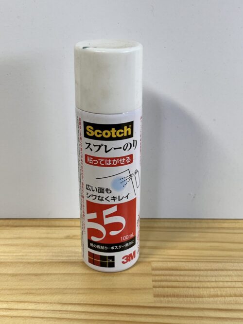 スプレーのり。DIYやハンドメイドでステンシルとするときに必須の接着剤。塗料がにじまなくて、お手入れも簡単になる優秀な接着剤。