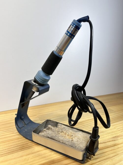 白光HAKKOのはんだごて。ハンドメイドやDIYでもはんだ付けすることがある。持ってると便利な工具。