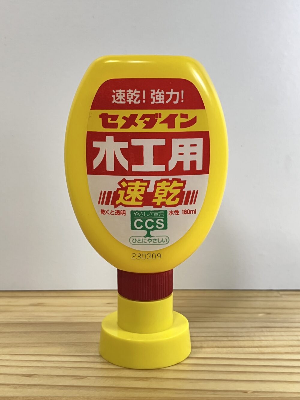 木工用ボンド、白ボンド学校ボンドとも呼ばれる