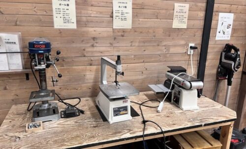 カインズ工房にはボール盤、糸ノコ盤、ディスクサンダーもあって便利。一般のDIYでは使うことが難しい設備があるのはうれしい。