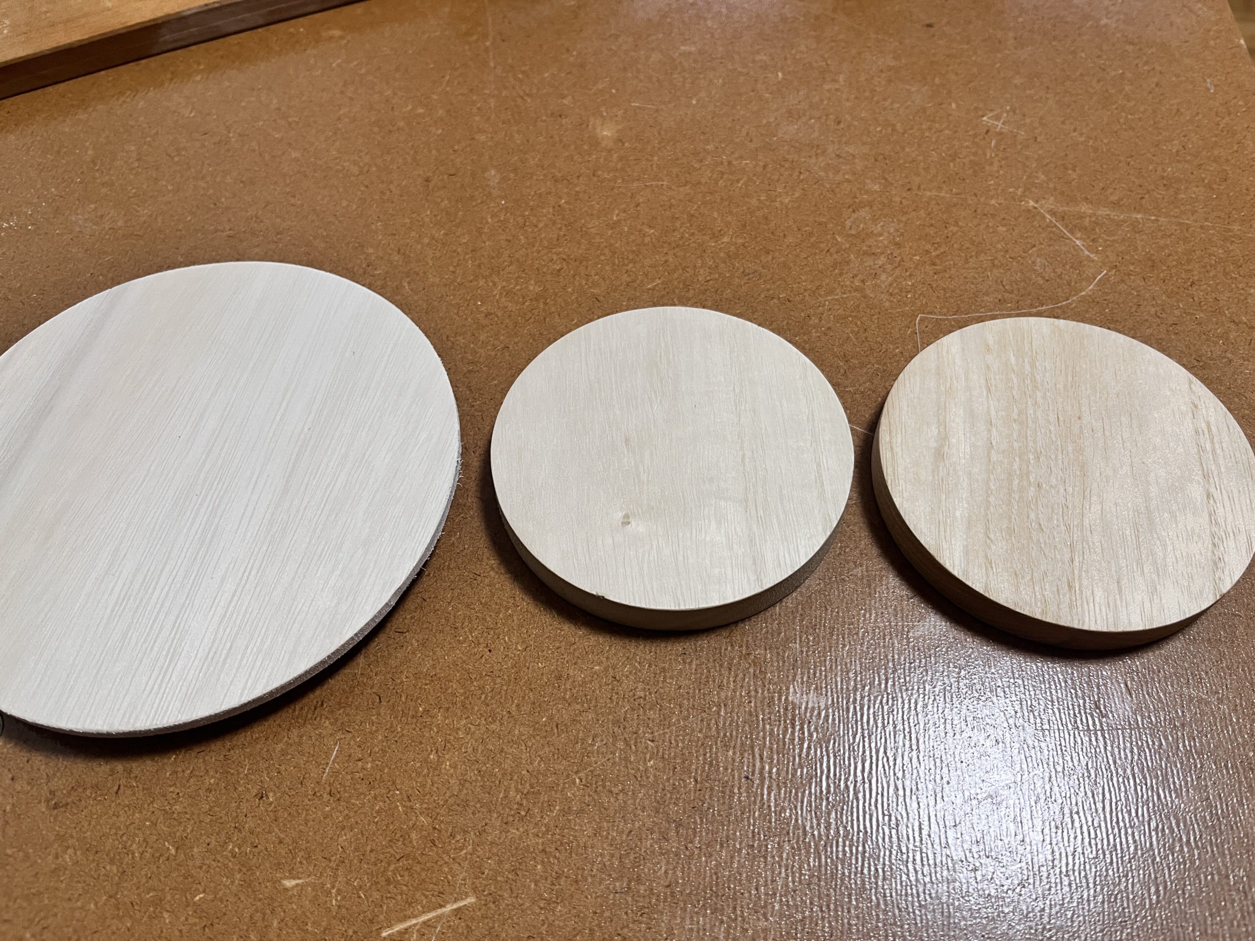 トリマーで円形に木材をカットした。様々な大きさにカットできる。