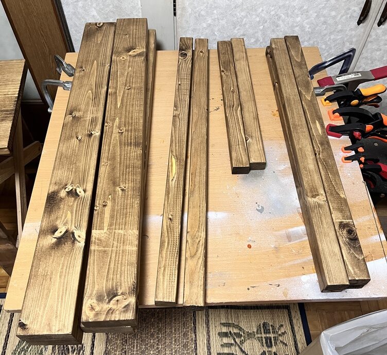 カインズの事前加工サービスで木材をカットしてもらった。SPF、２ｘ４、集成材をカットした。