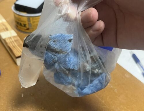 油性塗料を使った後のウエスやショップタオルはたっぷりの水につけてから捨てよう。