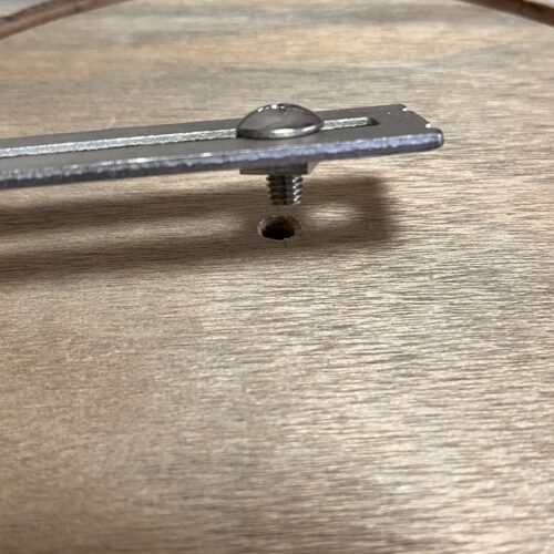 サークルカット治具を中心穴に固定する。