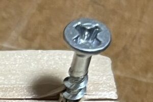 下穴を開けないとビスの頭がなめりやすい