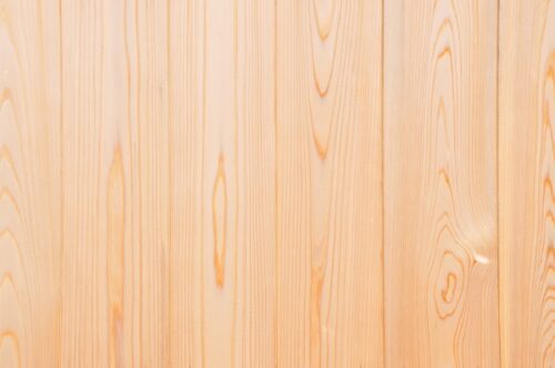 檜の見た目。杉に比べて上品な淡い色合い。木目も薄く、薄い黄色とピンクのコントラスト。