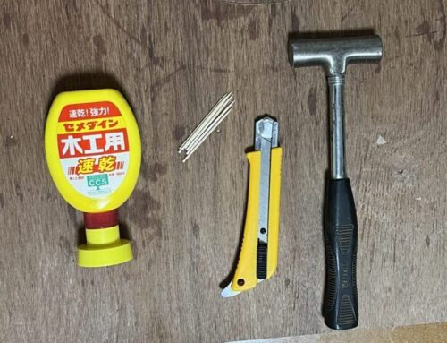 ネジ穴の補修に必要な道具一覧。木工用ボンド、つまようじ、カッター、金づち。DIYで一般的な工具。