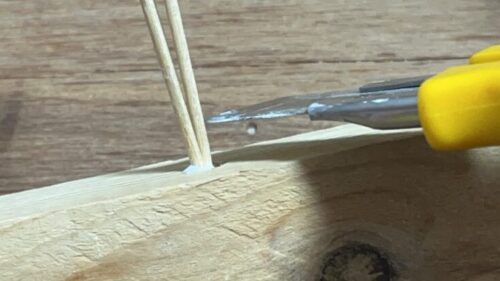 挿入したつまようじを1cmくらい残してカッターでカットする。