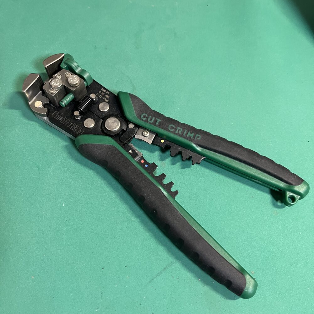 ワイヤーストリッパーPAW-01 エンジニア。より線、単線のどちらにも使える万能工具。