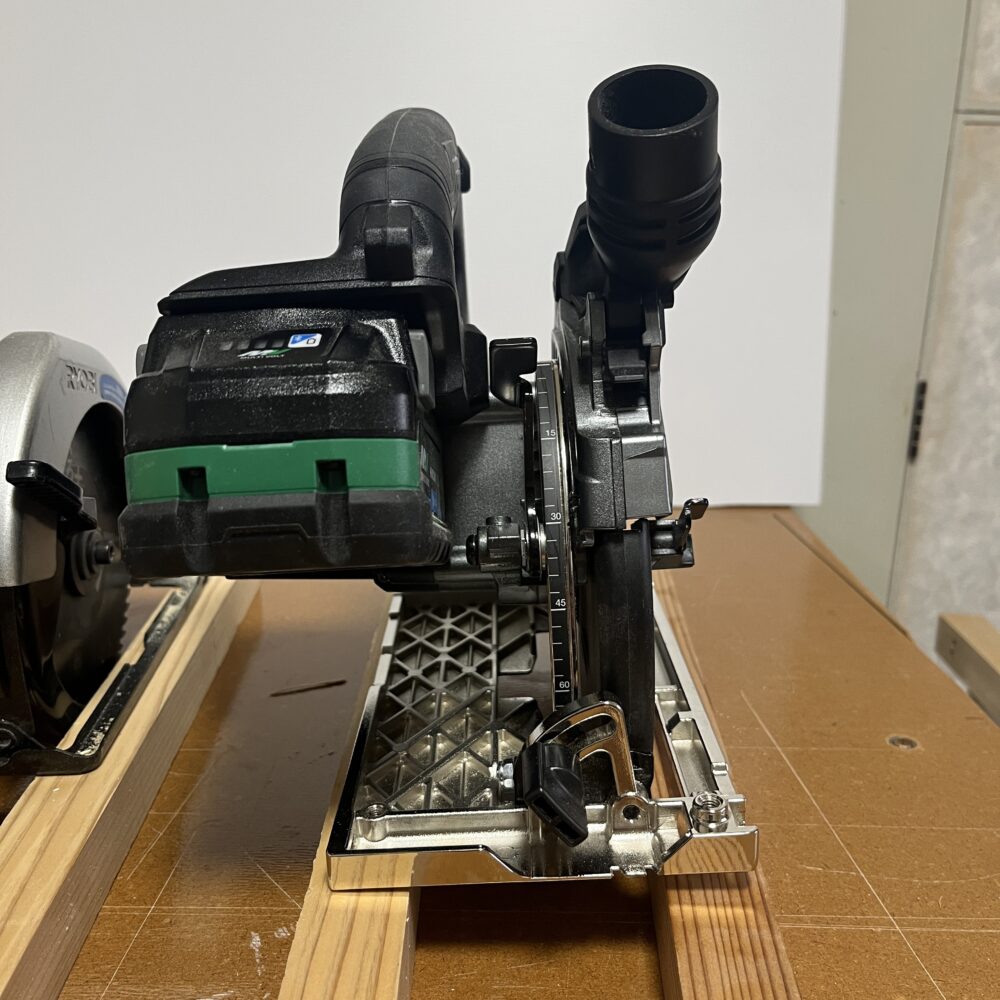 C3606DBにはダクトアダプタが標準装備でワンタッチで取付できる。