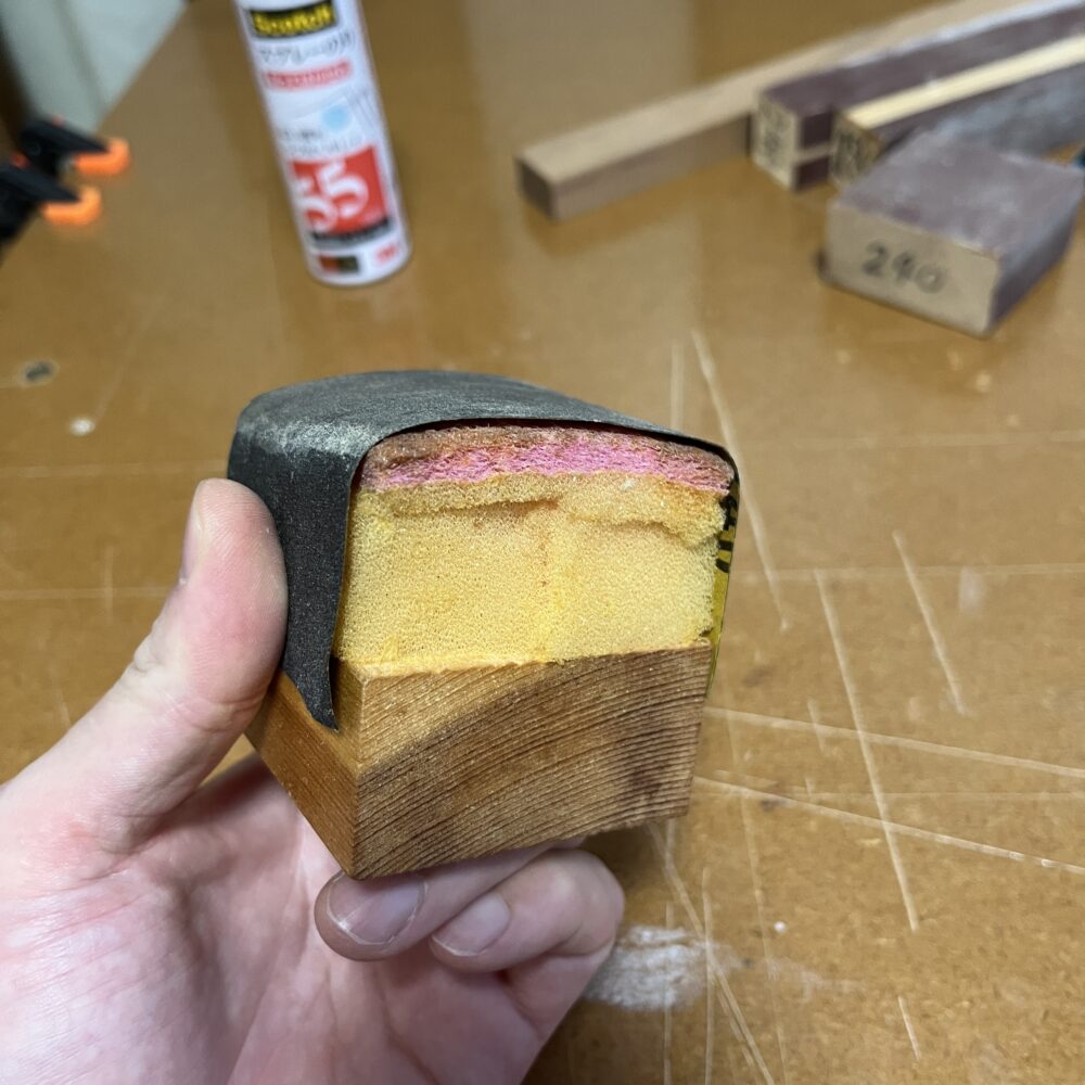 ウエット研磨用の治具。スポンジと角材を接着させた治具。
