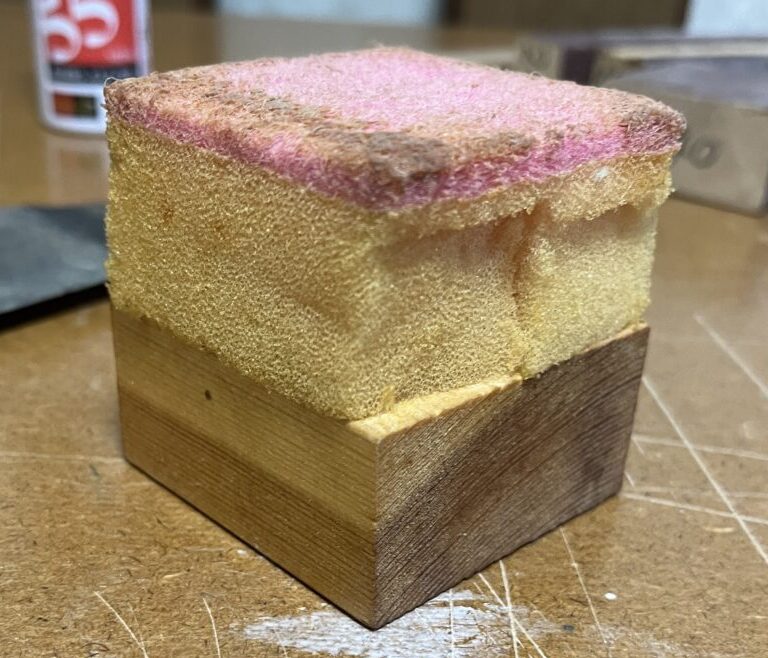 ウエット研磨で役に立つ治具。耐水ペーパーを巻き付けて使う。