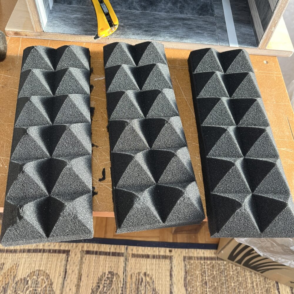 吸音材をカッターで切る