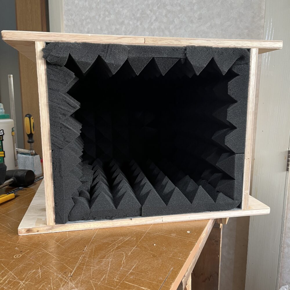 トリマーテーブルに遮音材と吸音材を張り付ける