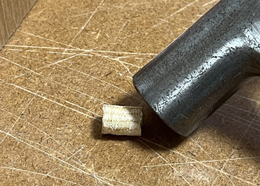 木ダボの端を金づちでたたく