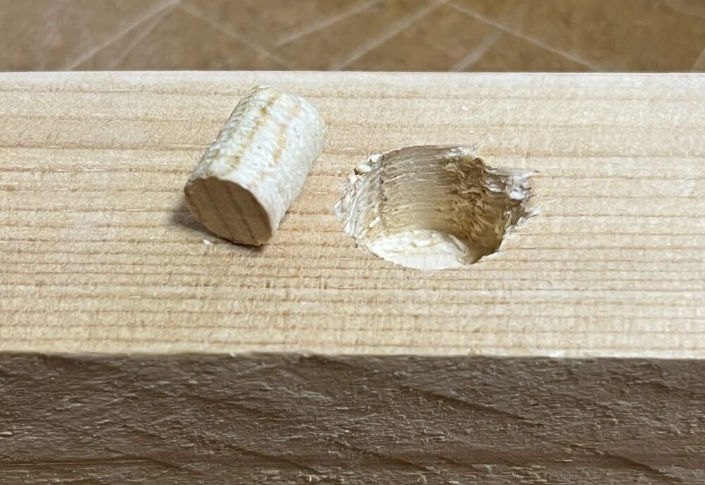 木ダボをマイナスドライバで折る