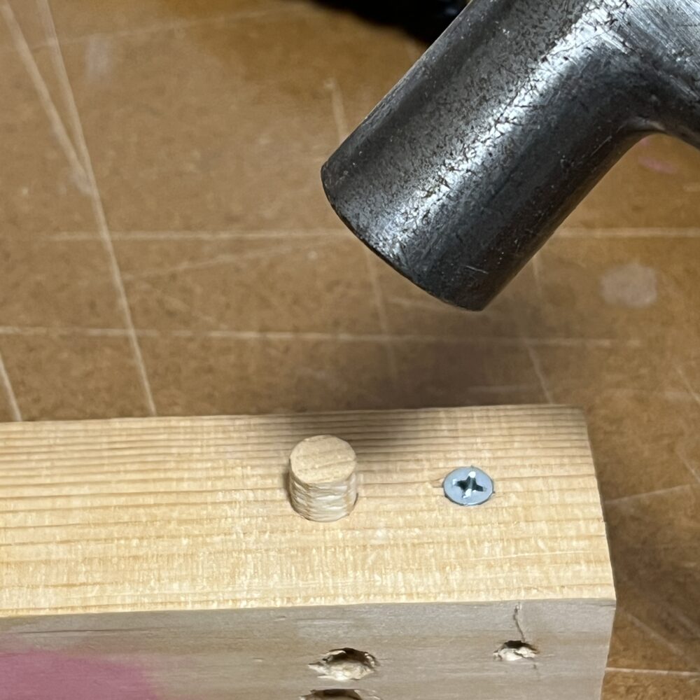 木ダボを金づちで叩いて入れる