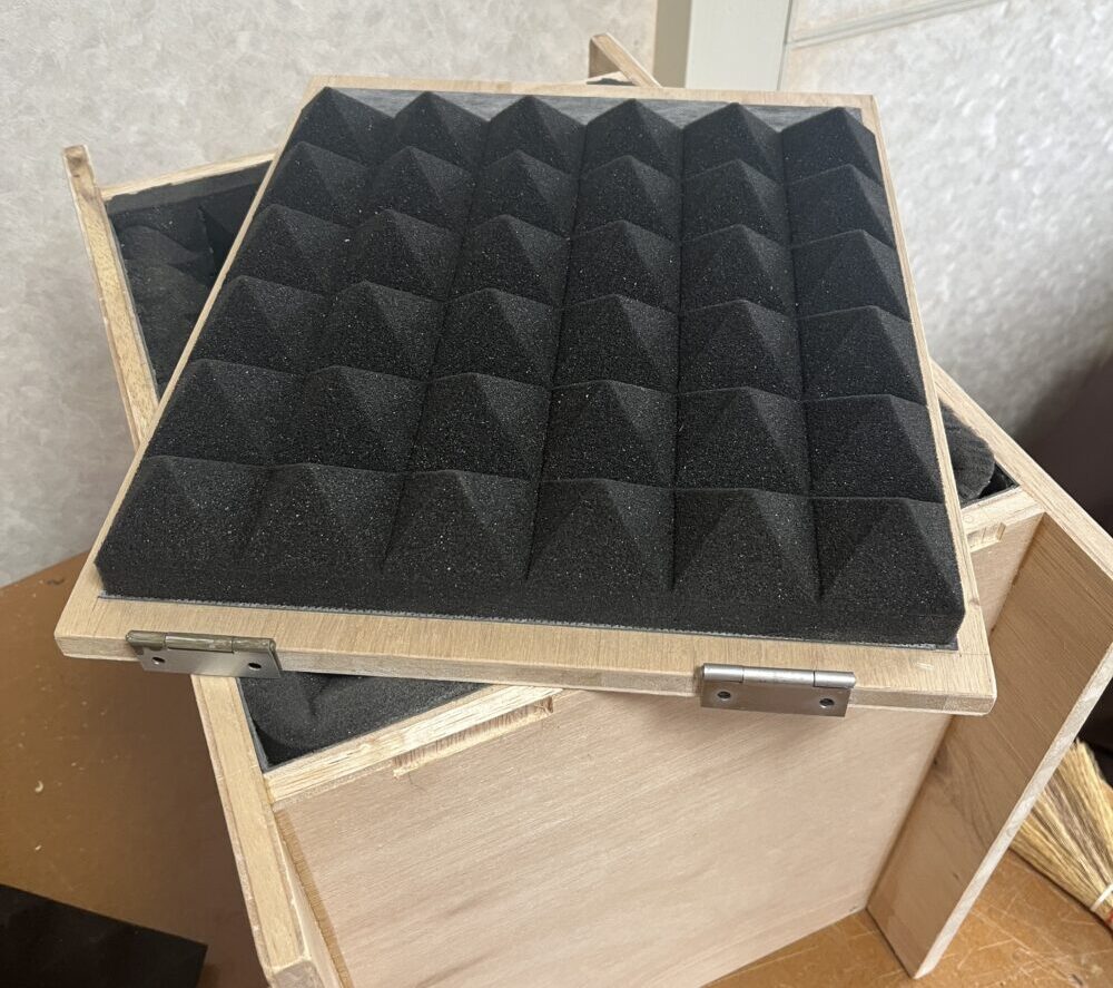 扉に防音材を貼る