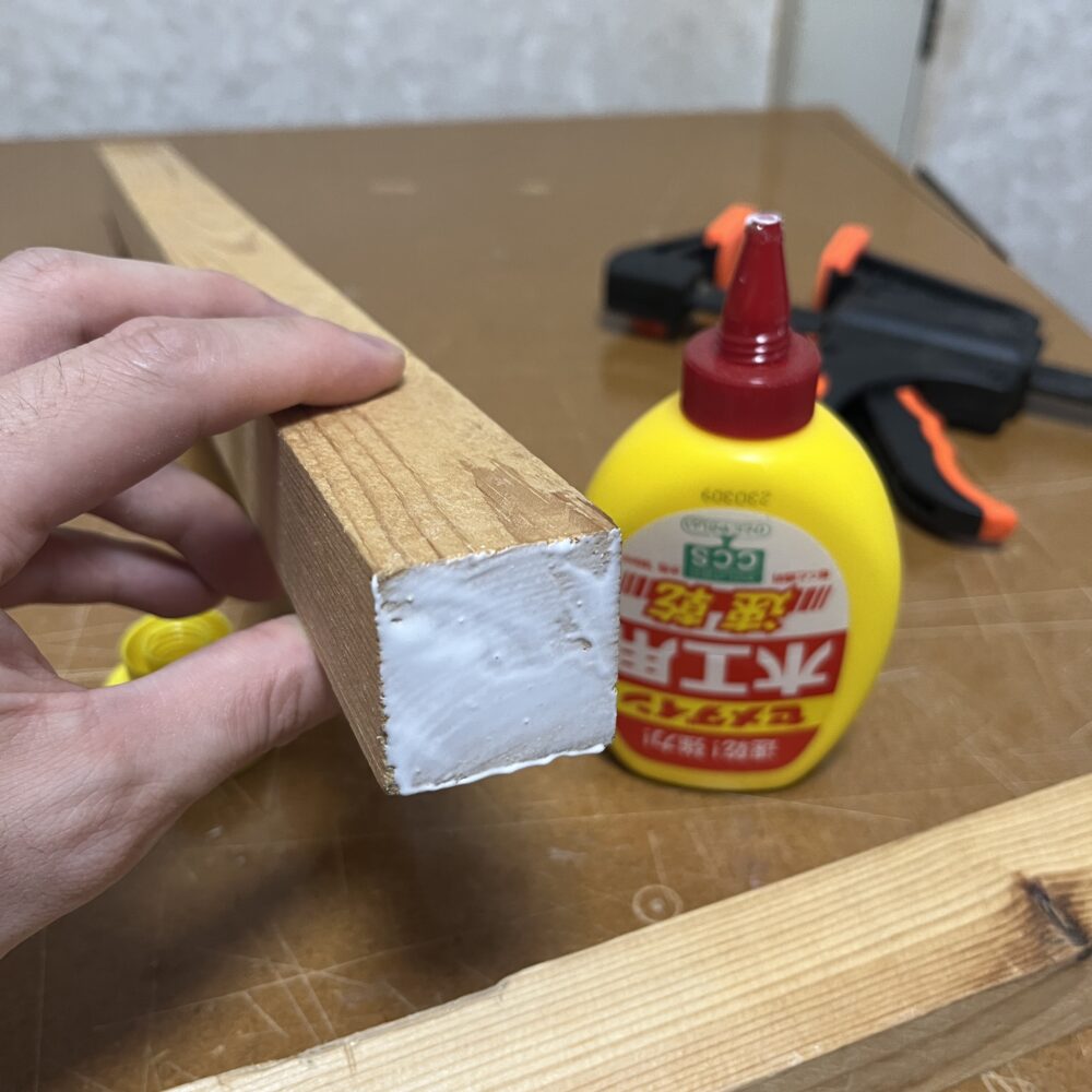 ビスと接着剤の併用