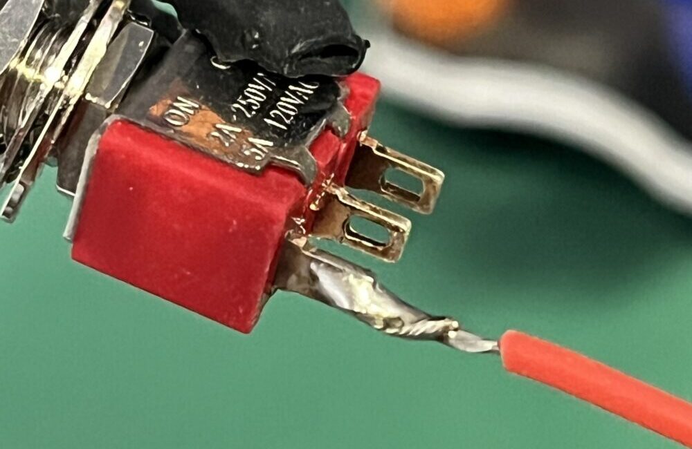 トグルスイッチにはんだ付けした状態