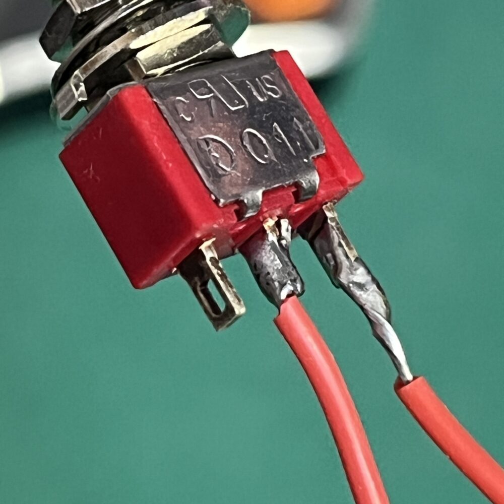トグルスイッチのシンプルなはんだ付けした状態