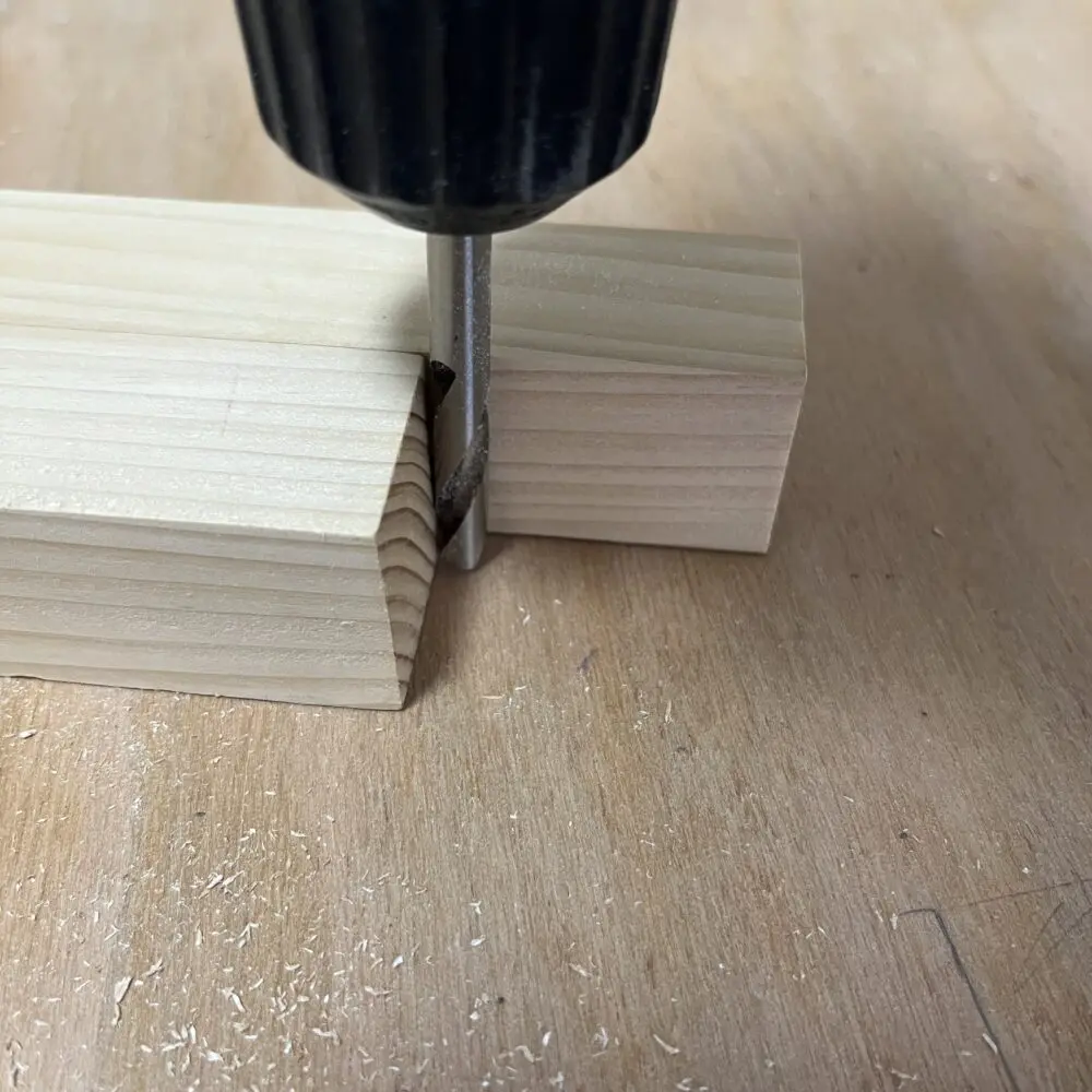 木に【まっすぐ】穴を開ける方法 簡単ドリルガイドの作り方と使い方