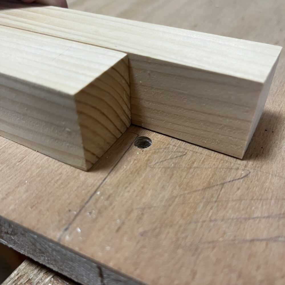墨線の端にピッタリ穴を開けることができる