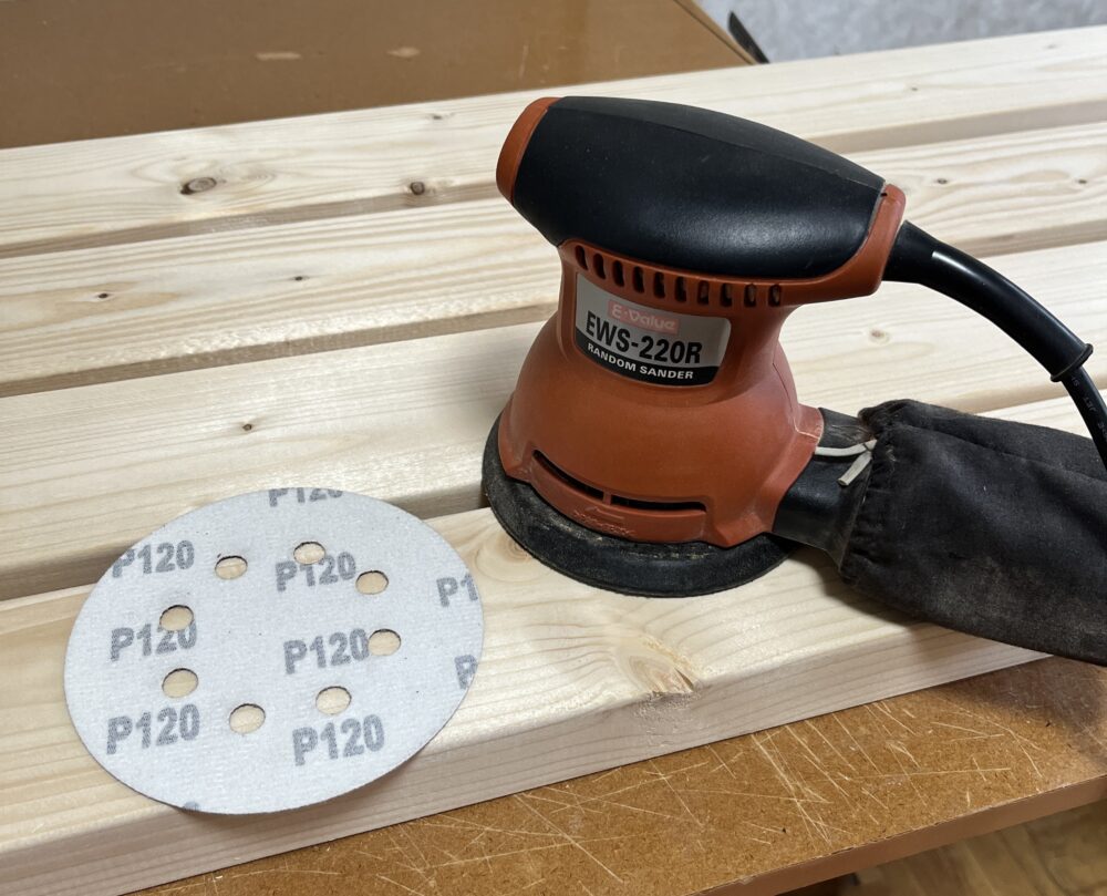２x４を１２０番でサンディング