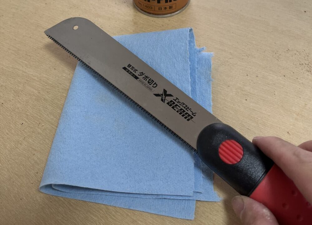 ノコギリをウエスと歯ブラシで清掃する
