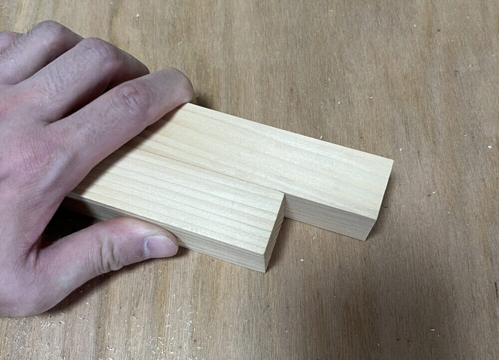 角材２本を握りこみ、ドリルを垂直にする治具