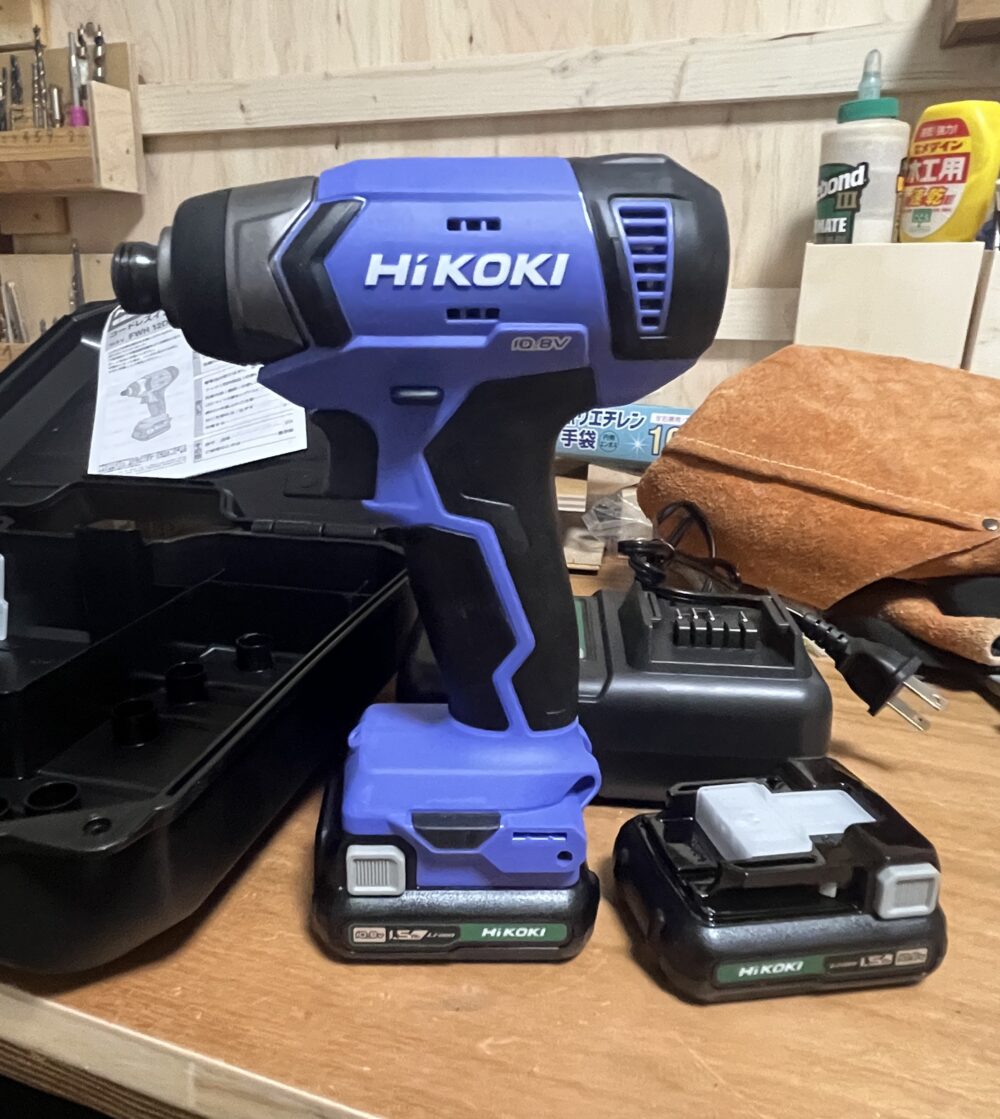 FWH12DALの外観 バッテリーと充電器付き