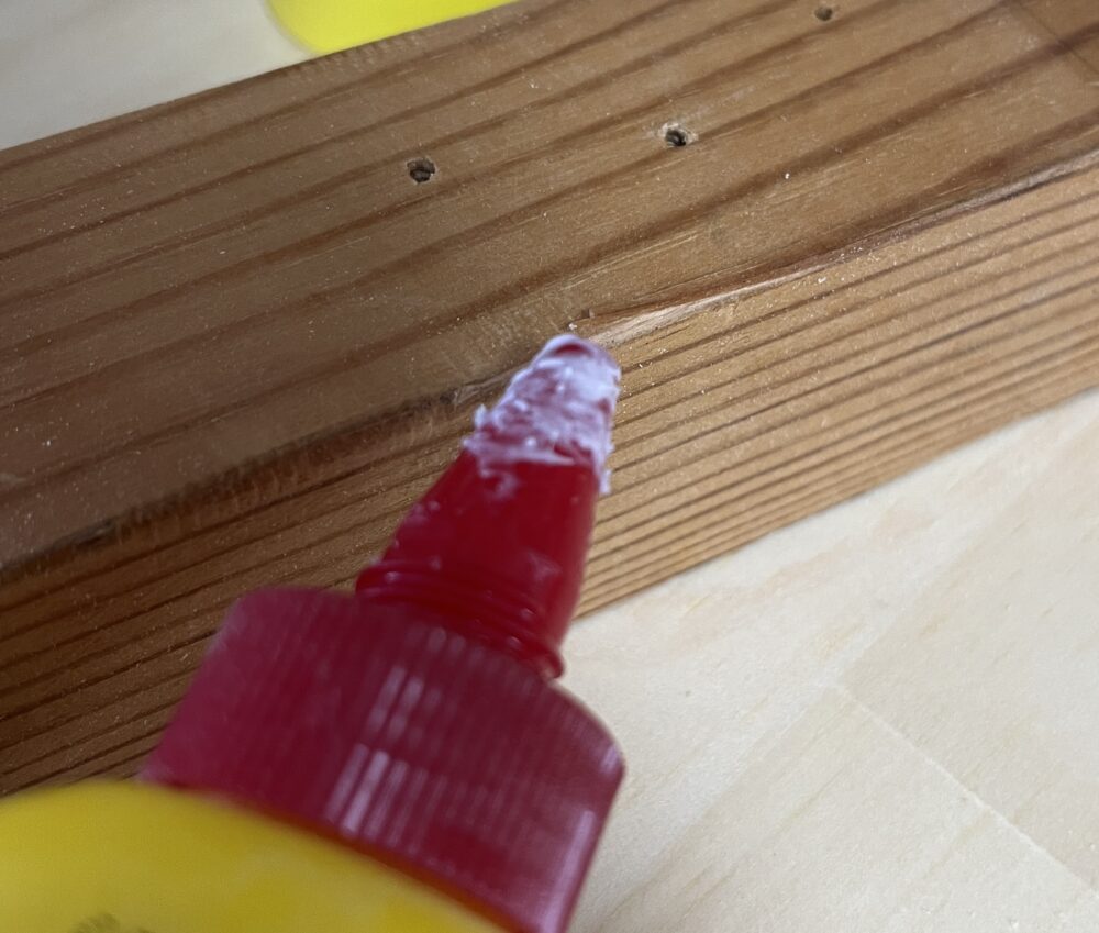 木工用ボンドをバリの下にたっぷり塗布する