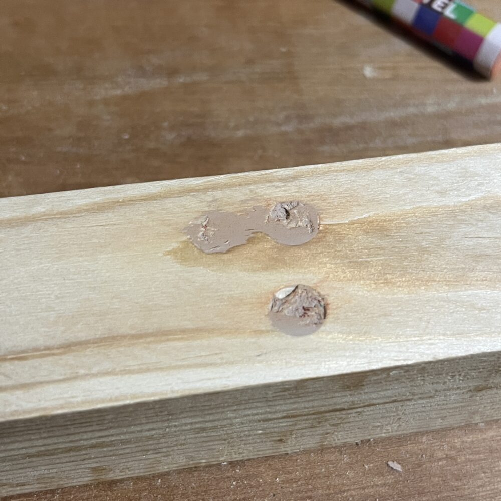色鉛筆でパテを木材になじませる