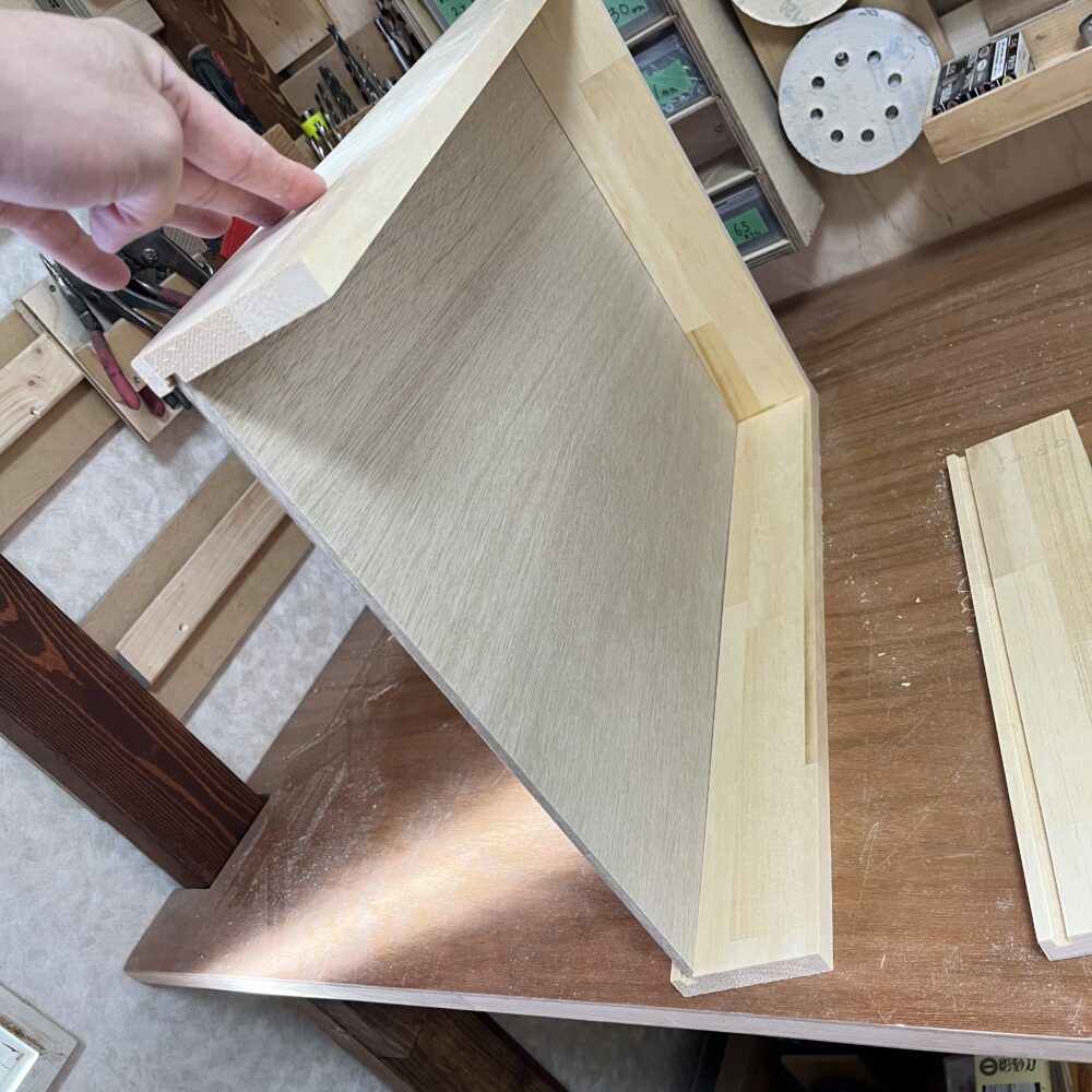 引き出しの底板を入れる