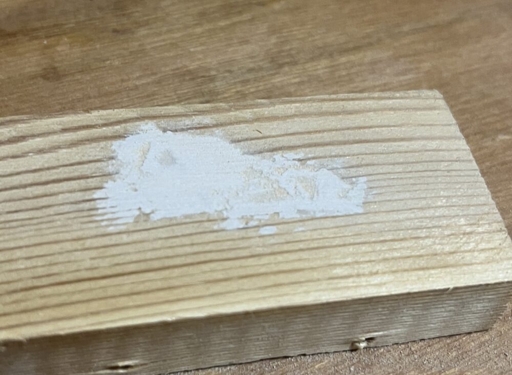 木工用パテを注入し成型した後