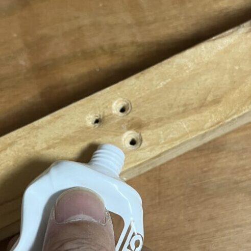 木工用パテを穴に注入