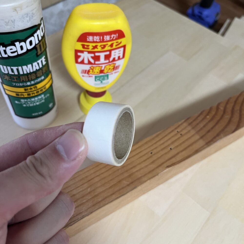 バリに接着剤を塗布した後にテープで固定する