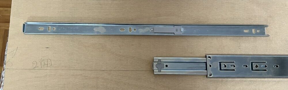 スライドレールを分離させた状態