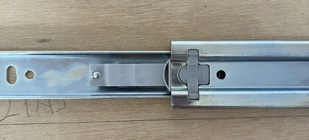 スライドレールの分離用プッシュ部分