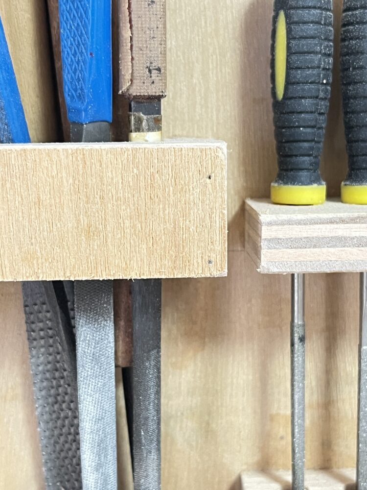 ピン釘打機を使って収納を作った　ピン釘の跡