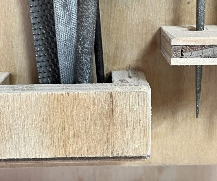 ピン釘打機を使って収納を作った　ピン釘の跡