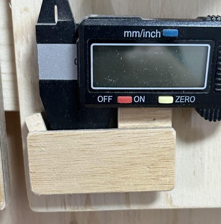 ピン釘打機を使うと接着剤が固まるのを待つ必要が無い