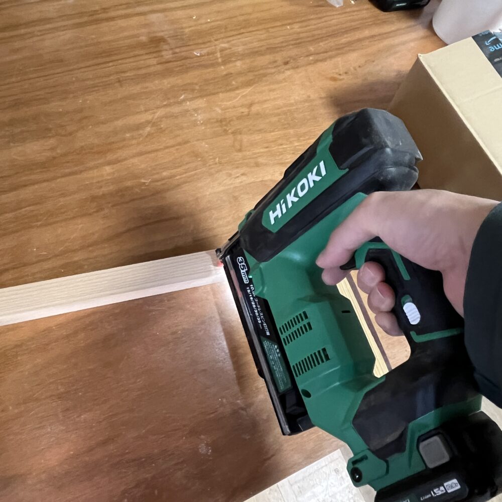 ピン釘打機のノズルを木に押し当てる