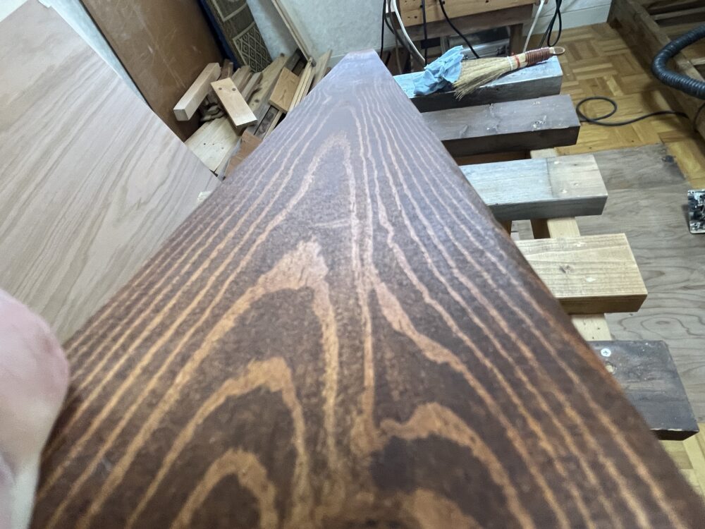 オールドウッドワックスのチークを下地処理60番でサンディングしたときの画像