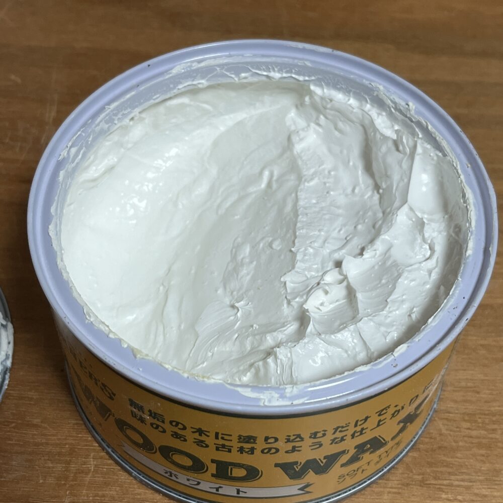 オールドウッドワックス ホワイトのペースト状態