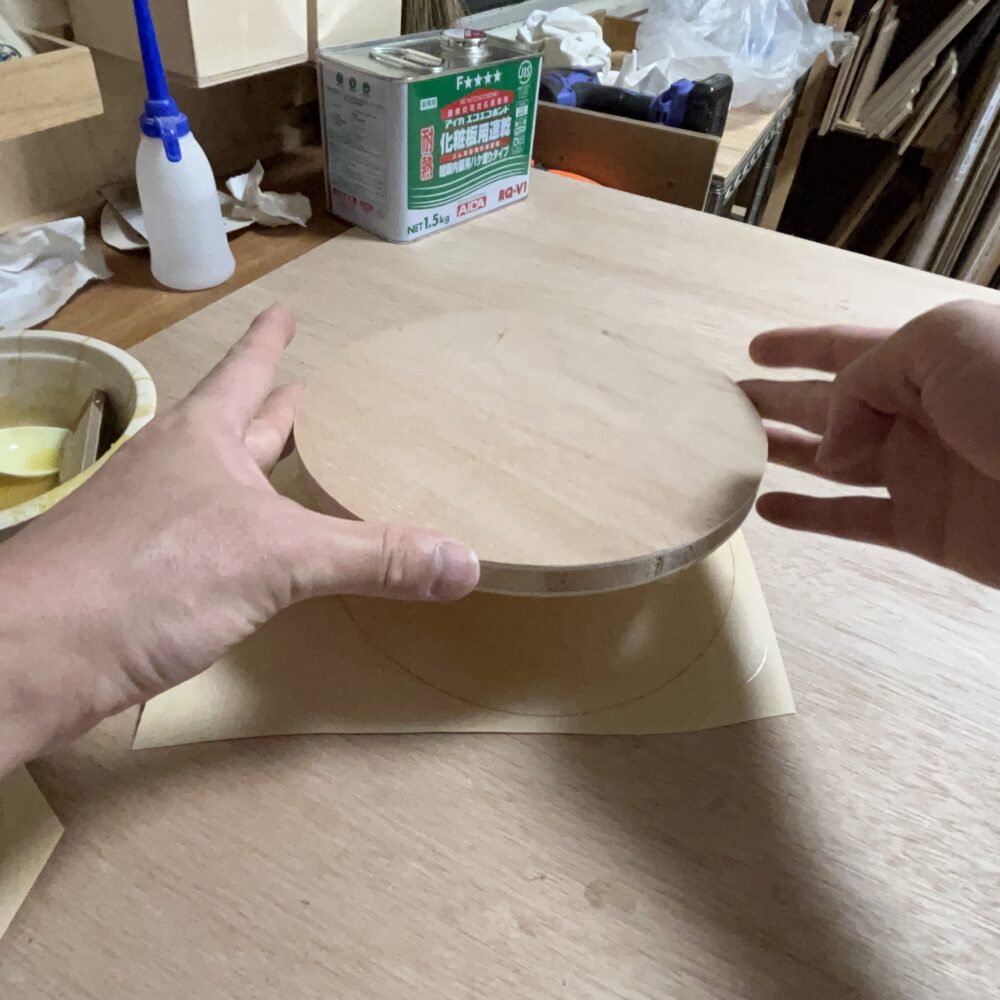 突板と基材を慎重に貼り合わせる