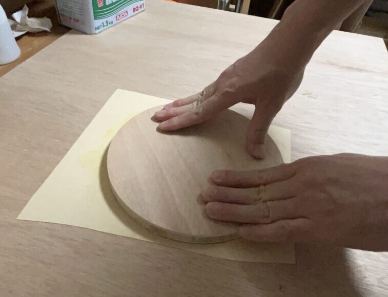 突板と基材を慎重に貼り合わせる